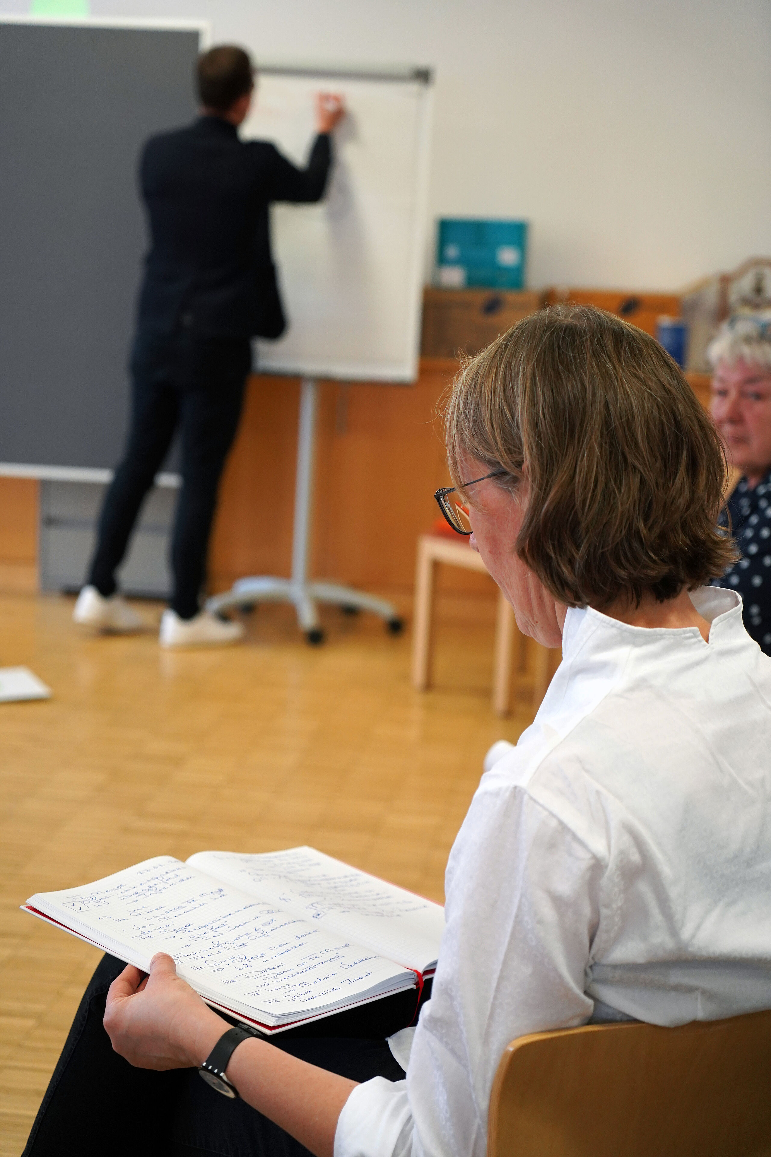 Projektleiterin Nelleke Jakob führt gemeinsam mit Bereichleiter Pflege, Michael Döschl, durch das Treffen