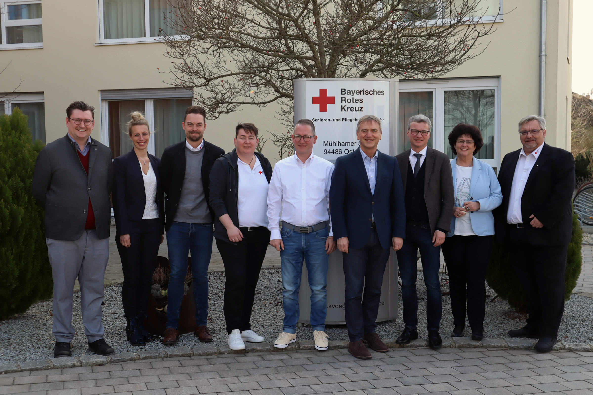 BRK-Kreisgeschäftsführer Gerhard Gansl (v.r.), Bürgermeisterin Liane Sedlmeier, Landrat Bernd Sibler, Prof. Dr. Horst Kunhardt, Heimleiter Harald Stirner, Pflegedienstleitung Martina Laggerbauer, Bereichsleiter Pflege im BRK KV Deggendorf Michael Döschl, Alexandra Glufke und Daniel Schümann von der THD.